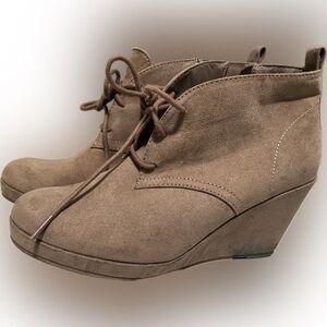 DV By Dolce Vita Womens Tan Suede Wedge Ankle Boots Lace Up Side Zip Size 9